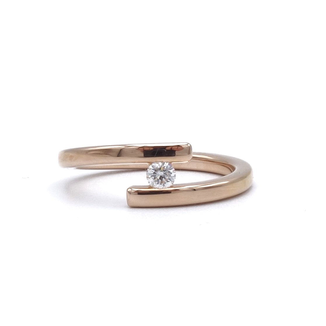 Open ring in 18 karaat roodgoud met briljant geslepen diamant van 0,10 ct – warme kleur en modern ontwerp.