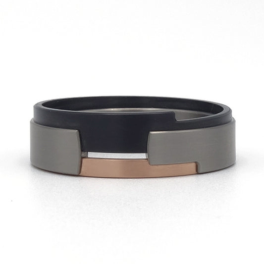 Aquila-ring van roodgoud, titanium en zirkonium – modern ontwerp met gelaagde materialen en warm roodgouden detail.