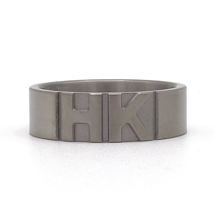 Moderne titanium zegelring met verhoogde 3D-initialen in strakke vormgeving