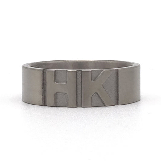 Moderne titanium zegelring met verhoogde 3D-initialen in strakke vormgeving
