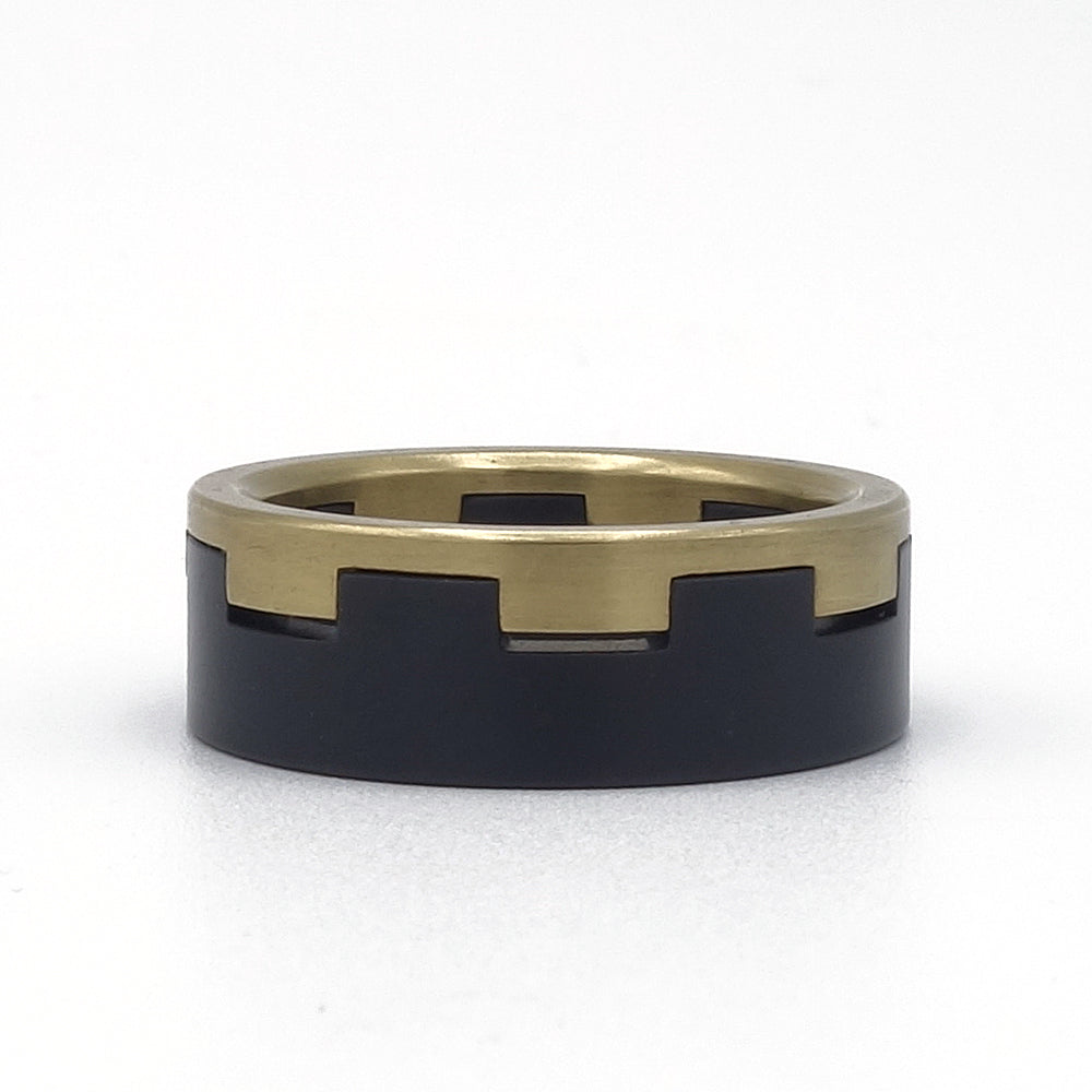 Ring met 3 mm geelgouden kantelenprofiel op zwarte zirkoniumbasis, 7 mm breed