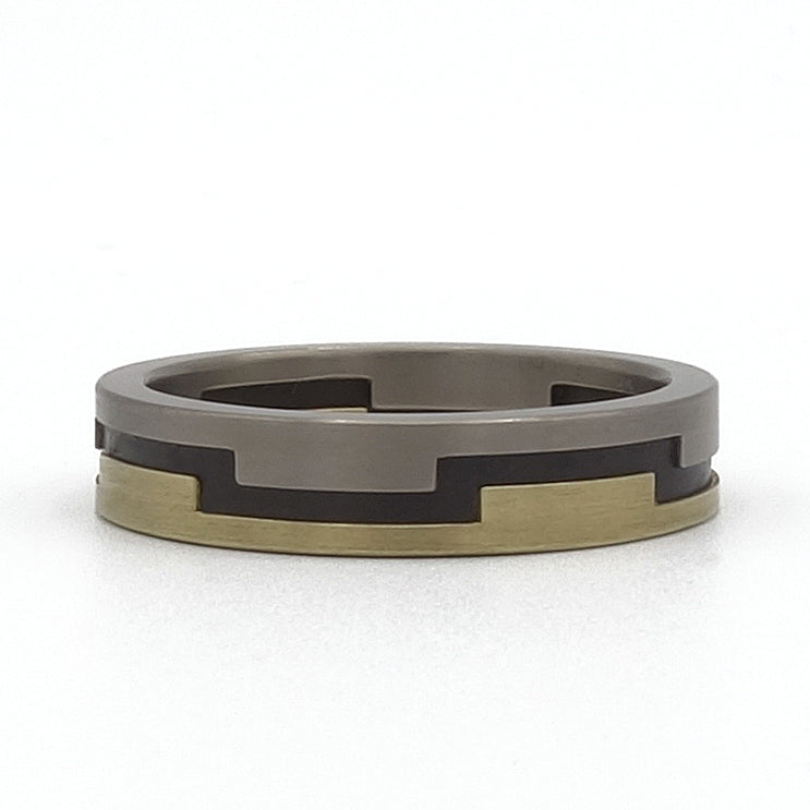 Smalle Kasteelring van titanium, zwart zirkonium en 14kr geelgoud met kartelprofiel