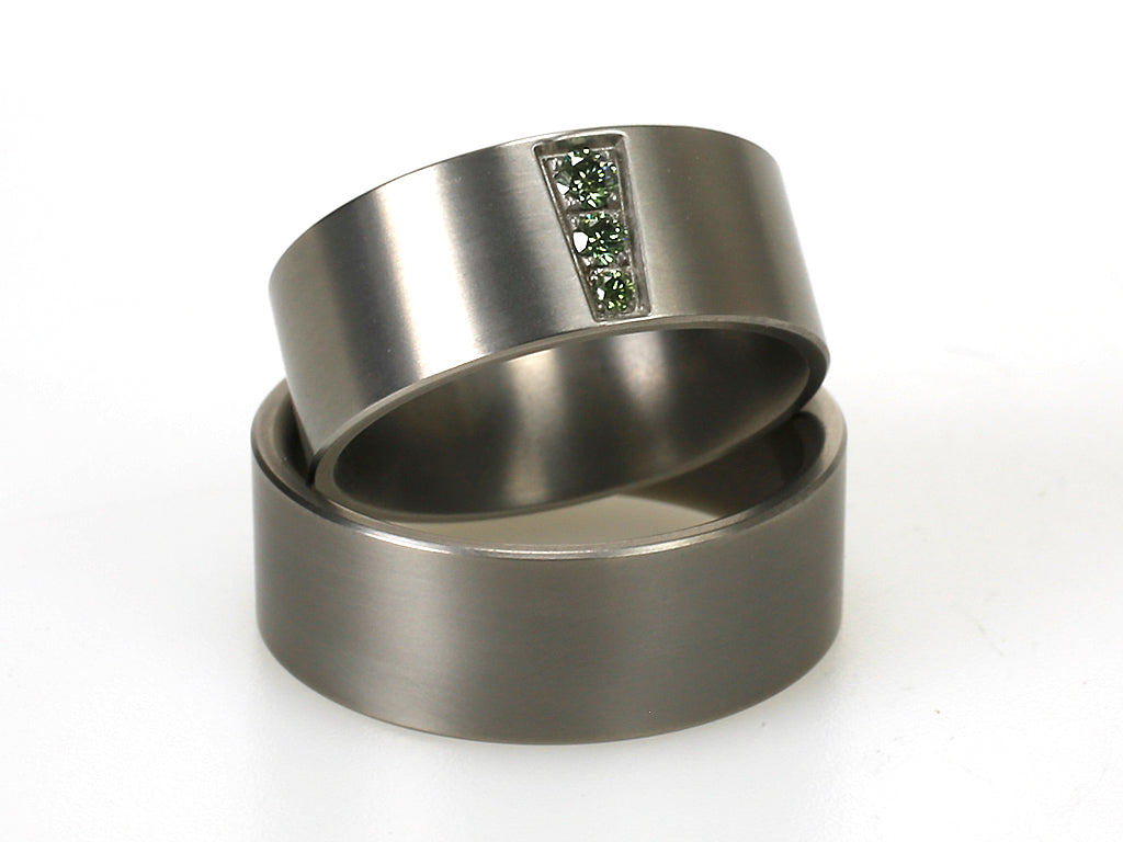 Titanium ringen met asymmetrisch geplaatste groene diamanten in taps toelopende zetting