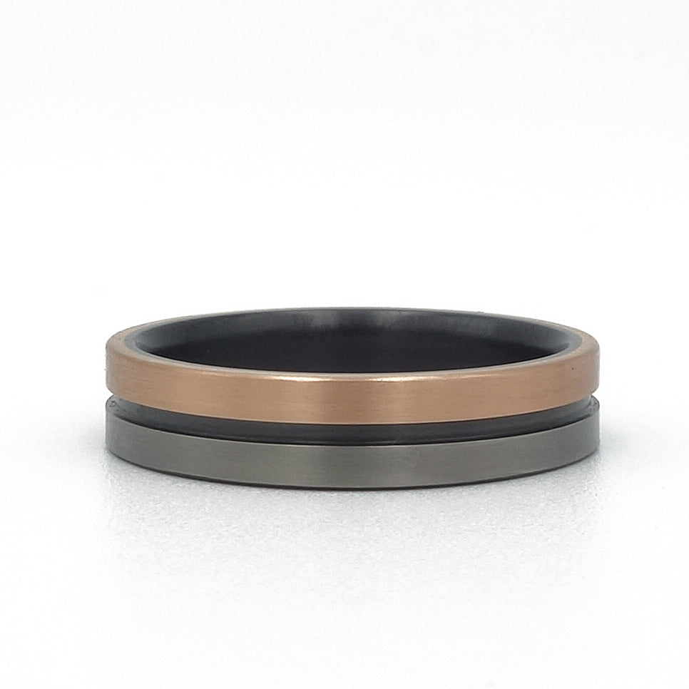 Lines-ring van zirkonium en 18k roodgoud – strak ontwerp met modern kleurcontrast.