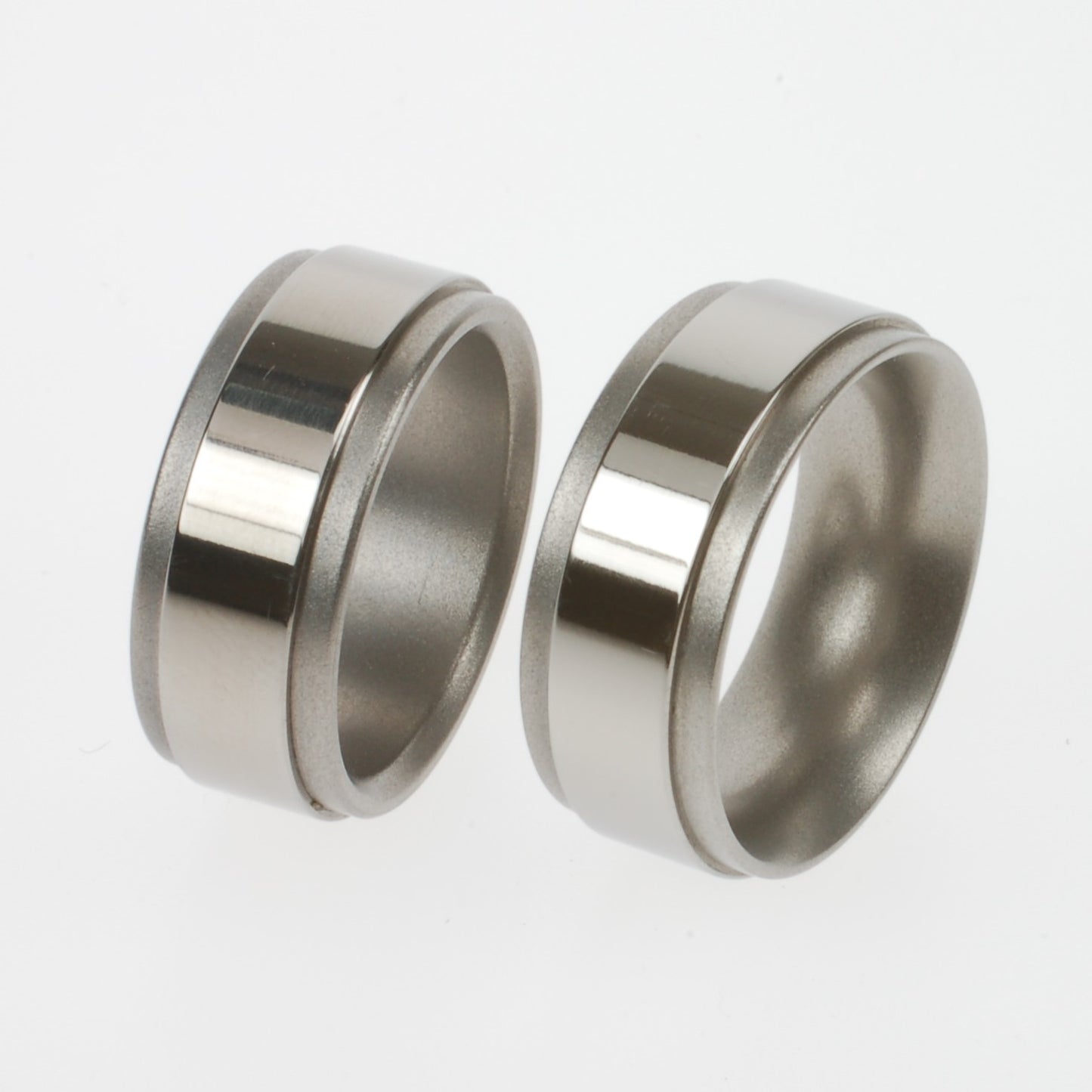 Set titanium ringen met glanzende middenbanen en matte zijkanten in 3D-profiel, verkrijgbaar in verschillende breedtes