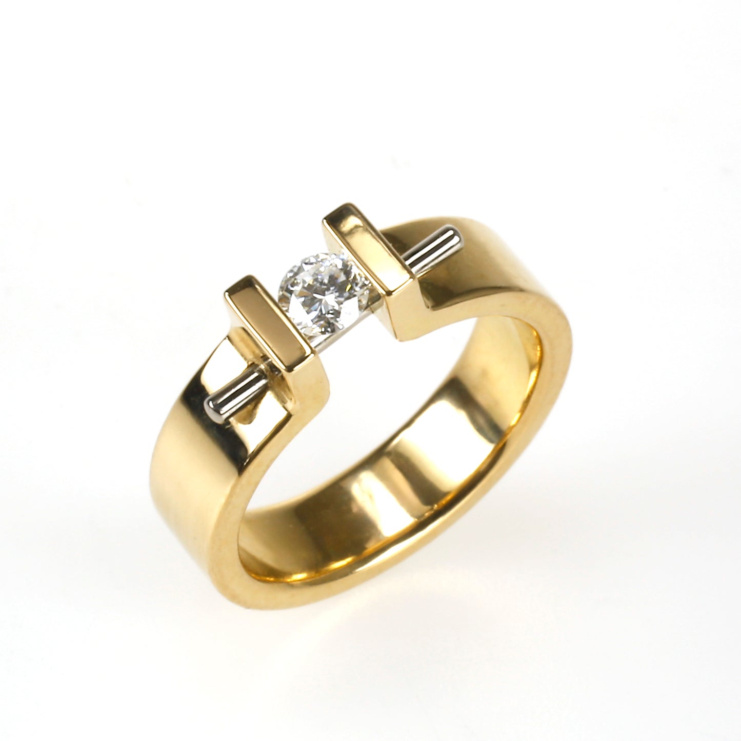 Moonrise ring van 18 karaat geelgoud met zwevend gezette briljant diamant