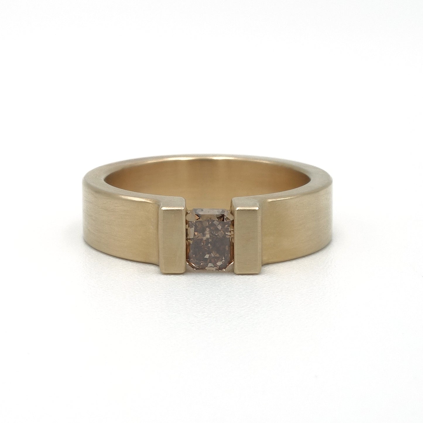 Mat geelgouden ring met radiant geslepen champagne diamant van 0.51ct in optische spanzetting.
