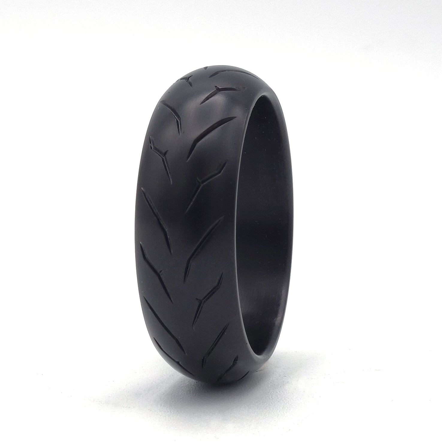 Zwart zirkonium ring met gegraveerd motorbandprofiel.