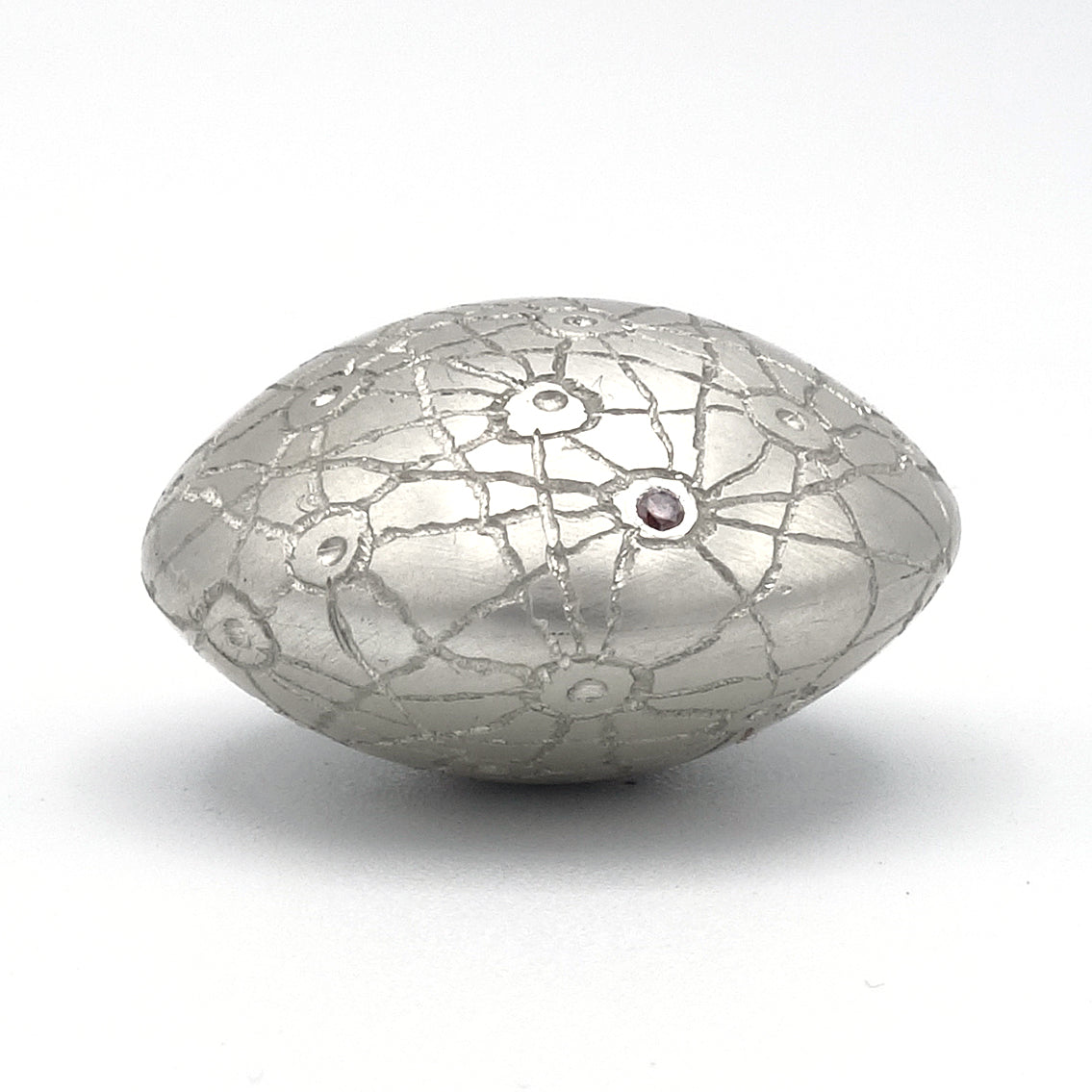Zilveren pebble met mycelium-patroon en roze diamant, ovale mini-urn of troostobject