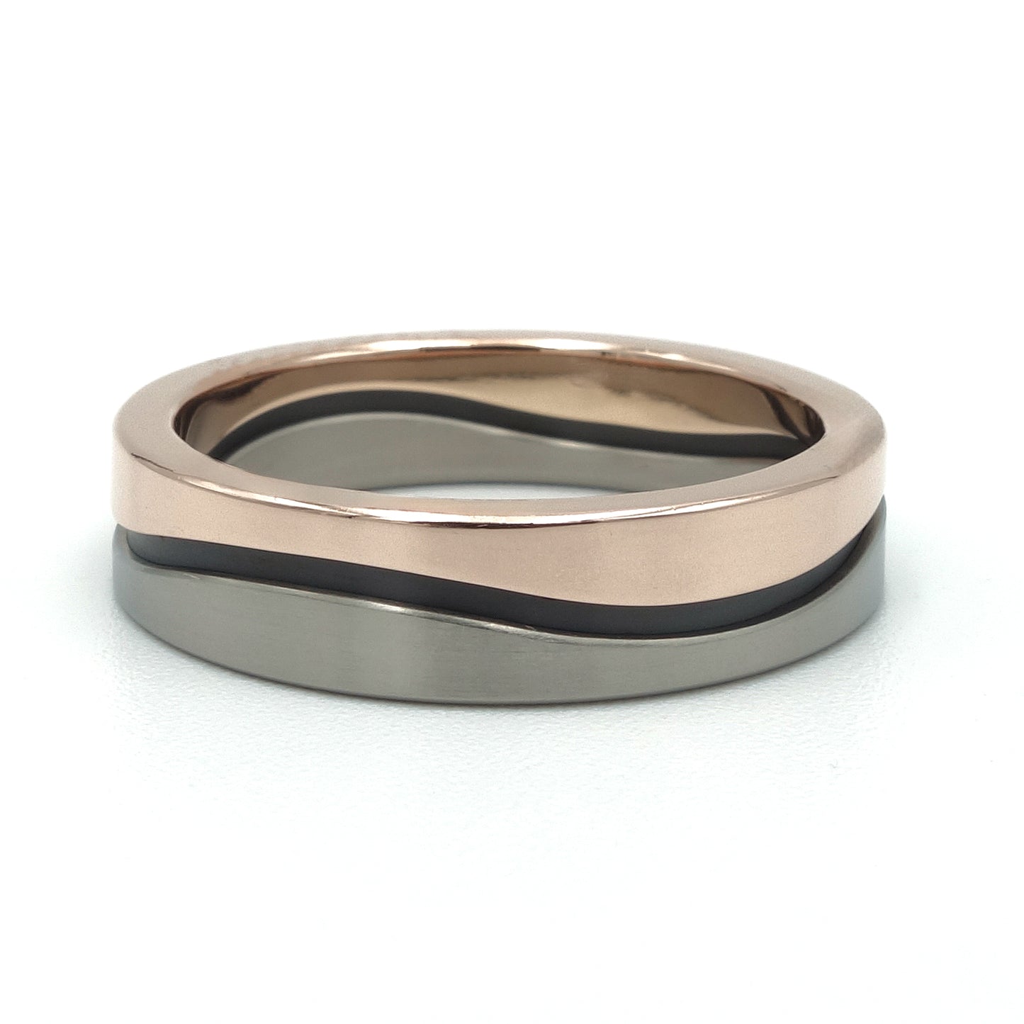 Ring met golvende lijn in mat titanium, zwart zirkonium en gepolijst 18kr roodgoud, 5,5 mm breed