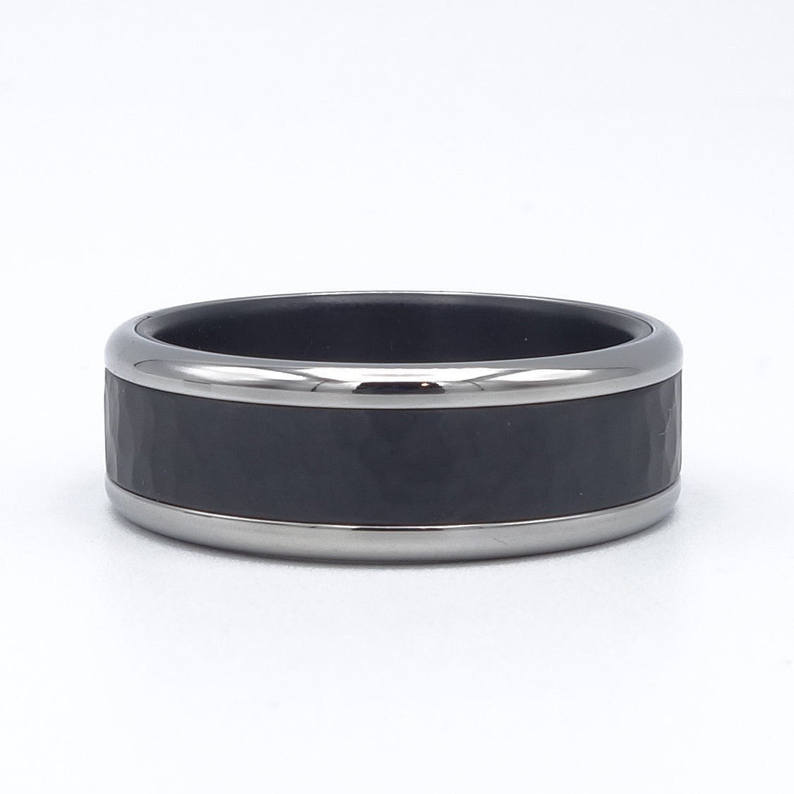 Ring van zwart zirkonium met hamerslagstructuur en glanzende edelstalen rand. Ook verkrijgbaar met palladium.
