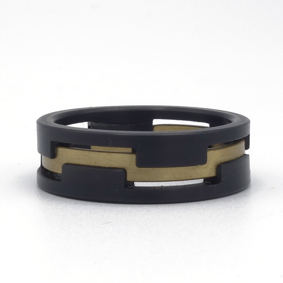 Zirkonium ring met open structuur en ingeschoven geelgouden middenbaan in grafisch patroon