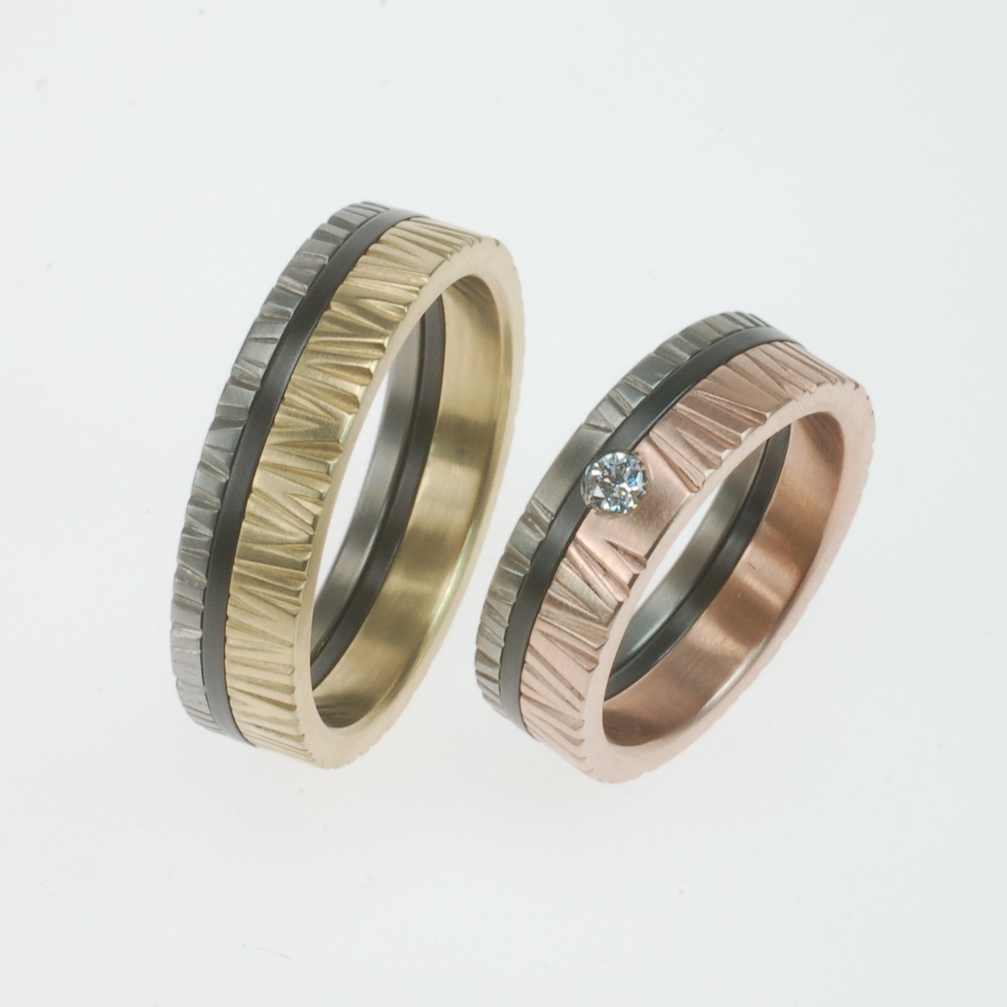 Set trouwringen in titanium, zwart zirkonium en geel- of roodgoud met structuur, damesring met diamant