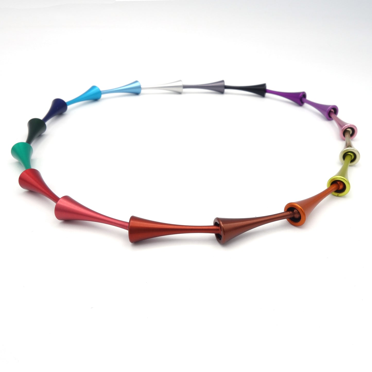 Pion-collier van aluminium met felgekleurde schakels – modulair en lichtgewicht ontwerp met speels kleuraccent.