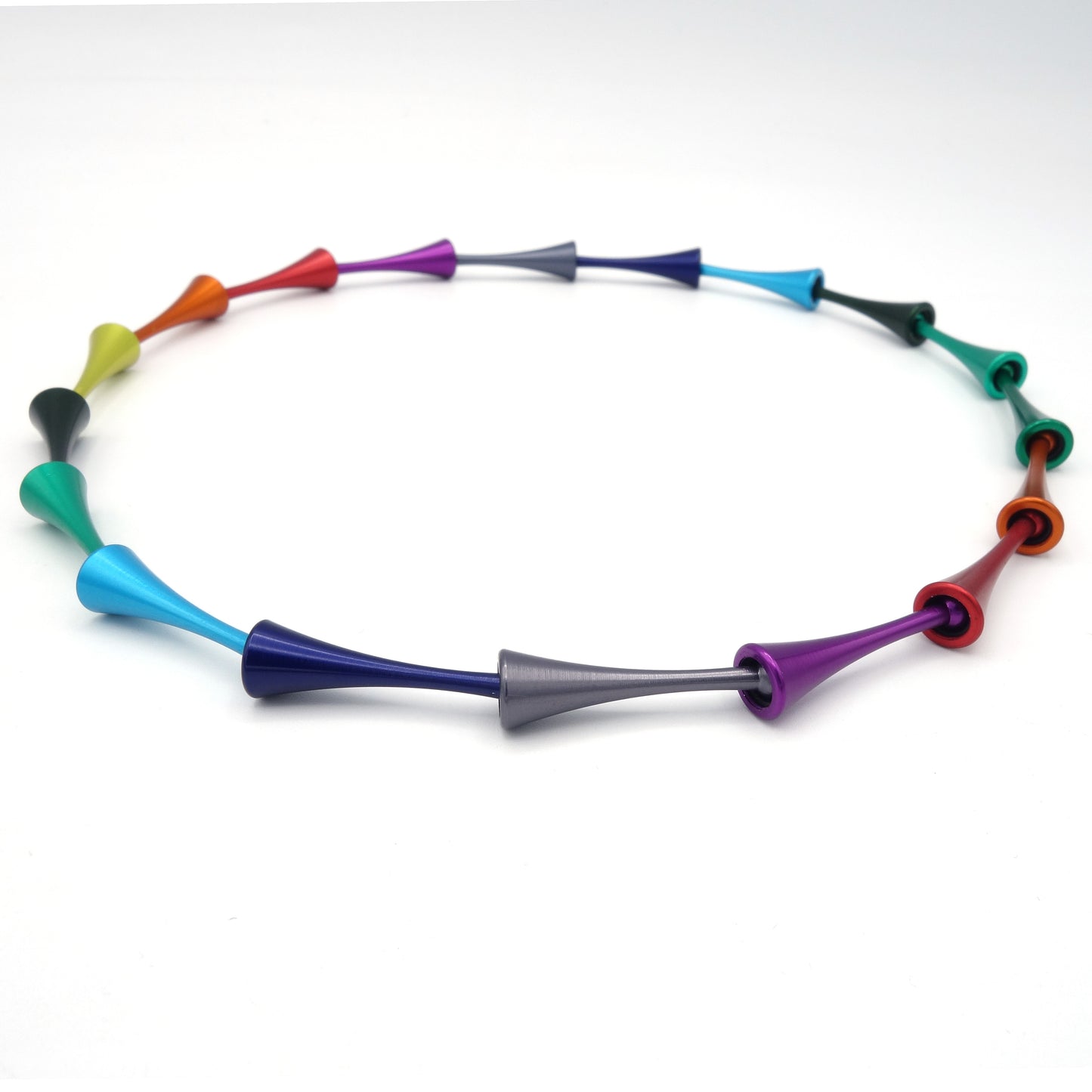 Pion-collier van aluminium met felgekleurde schakels – modulair en lichtgewicht ontwerp met speels kleuraccent.