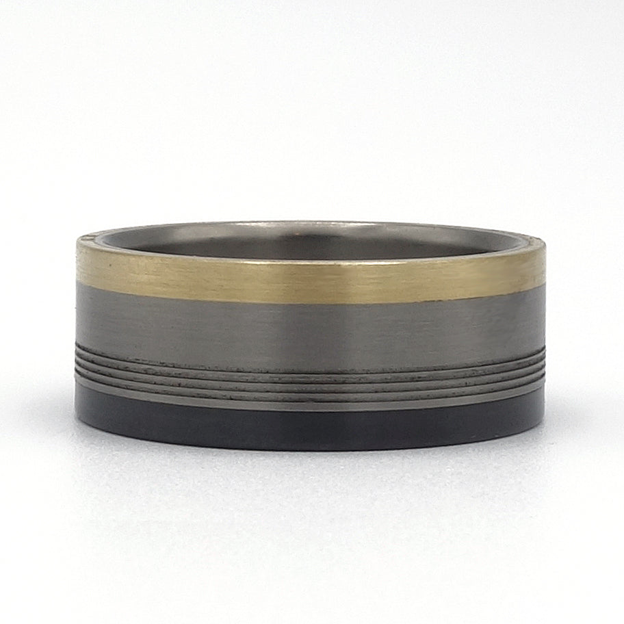 Prado ring van titanium met zirkonium en 18 karaat geelgoud.