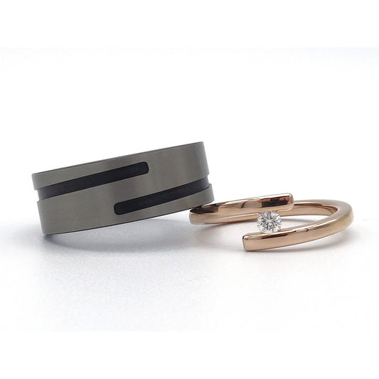 Moderne trouwringenset met brede zirkoniumring met zwarte inleg en slanke open ring in roodgoud met diamant van 0,10 ct.