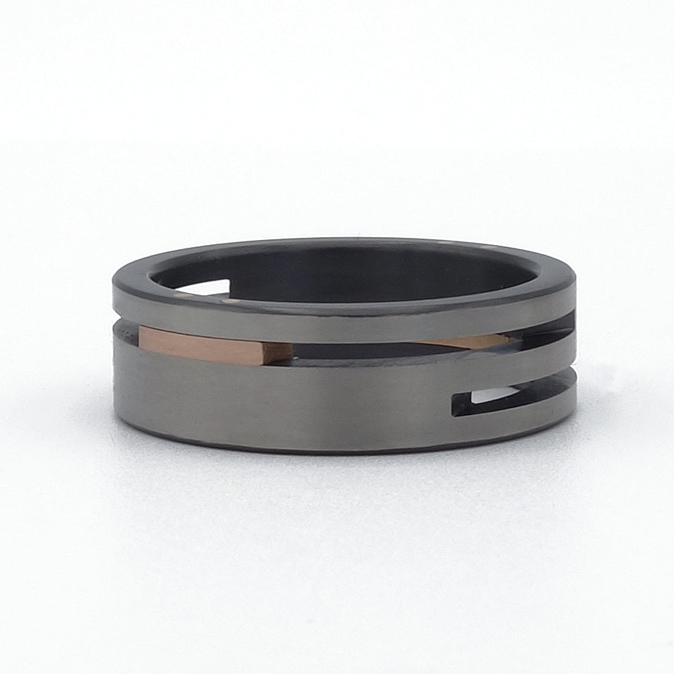 Split-Level ringenset van zirkonium en roodgoud – gelaagd ontwerp met warm metaalaccent en stoer zwart contrast.