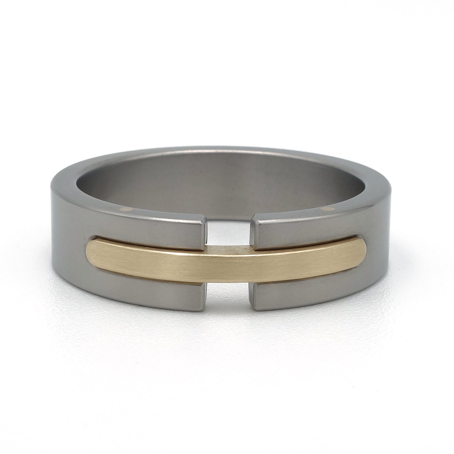 Titanium ring met 18-karaat geelgouden baan, ontwerp Sunrise van Metal Art Sieraden.