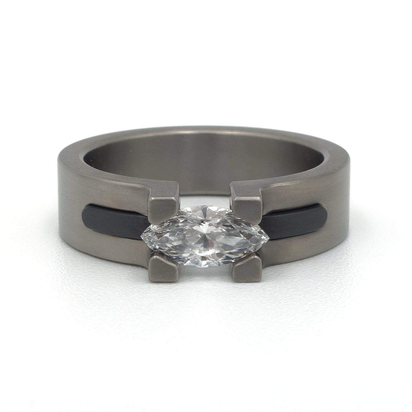 Titanium ring met zwart zirkonium baan en marquise diamant in optische zetting