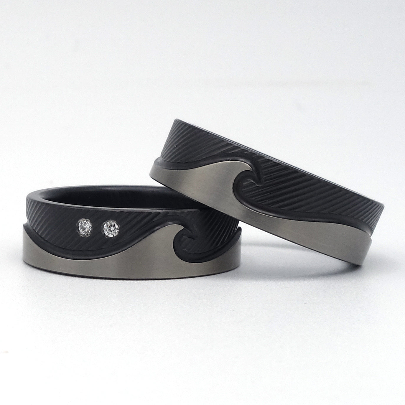 Supergolf Half ringen set van zirkonium met golvend patroon. Damesring met twee diamanten van 0,01 ct.