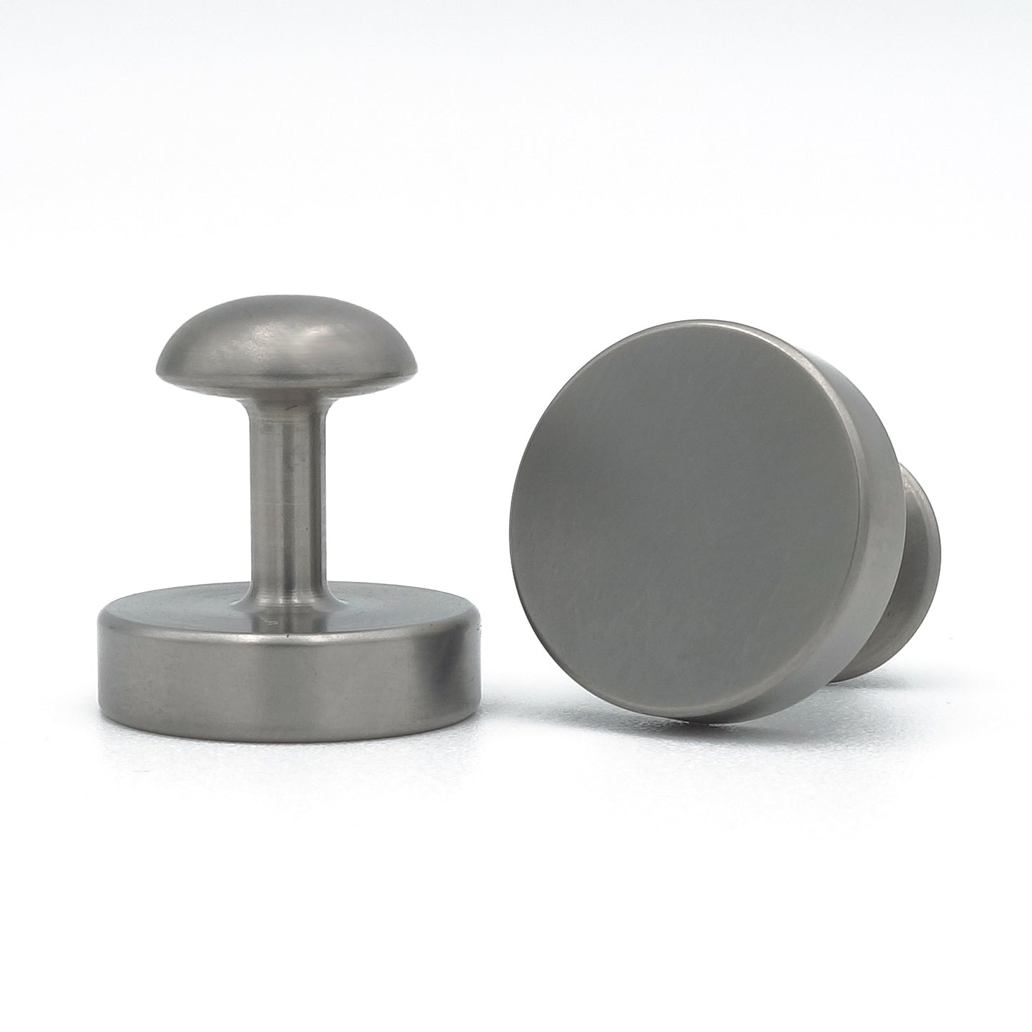 Minimalistische ronde manchetknopen van titanium met glad oppervlak en vaste sluiting