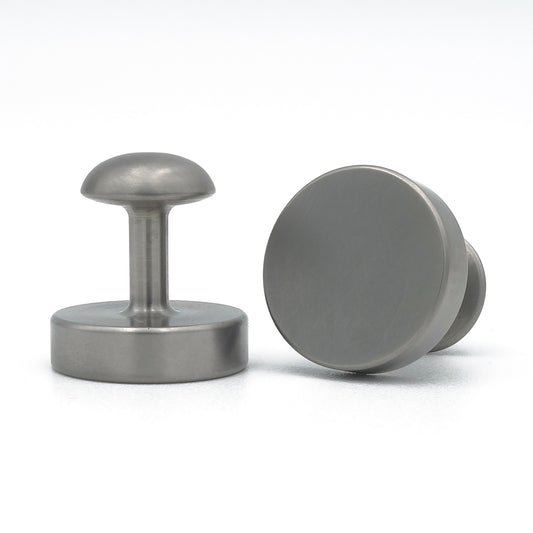 Minimalistische ronde manchetknopen van titanium met glad oppervlak en vaste sluiting