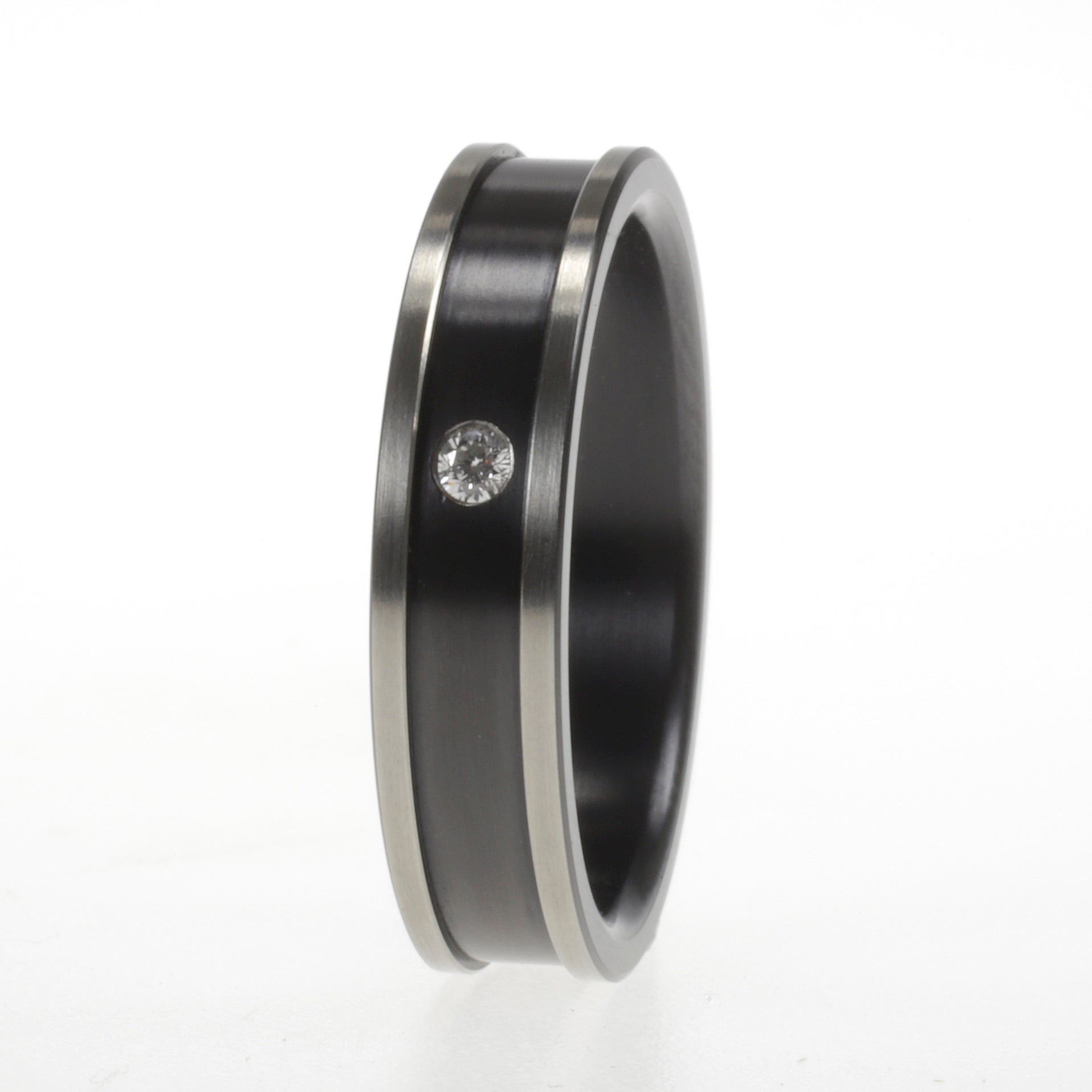 Zwarte zirkonium ring met matte kern, glanzende randen en een briljantgeslepen diamant van 0.03 ct.
