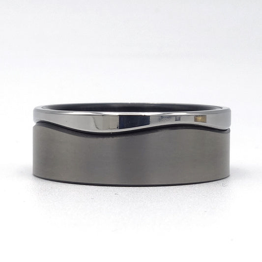 Brede Wave Fijn-ring van 8 mm in zwart zirkonium en edelstaal met subtiele golf.