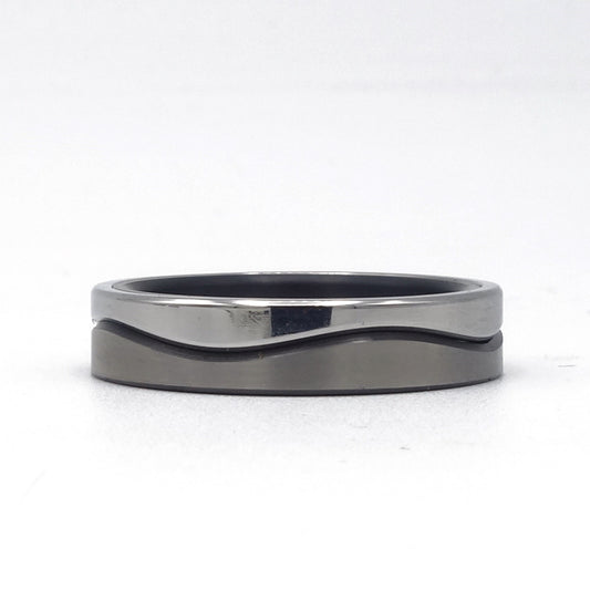 Wave Fijn-ring van 4 mm breed in zwart zirkonium en edelstaal met smalle golvende lijn.