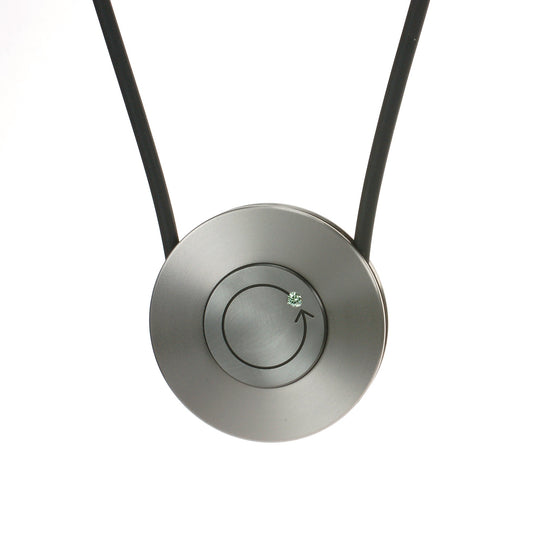 De wissel XL met een zirconium hart met groene diamant