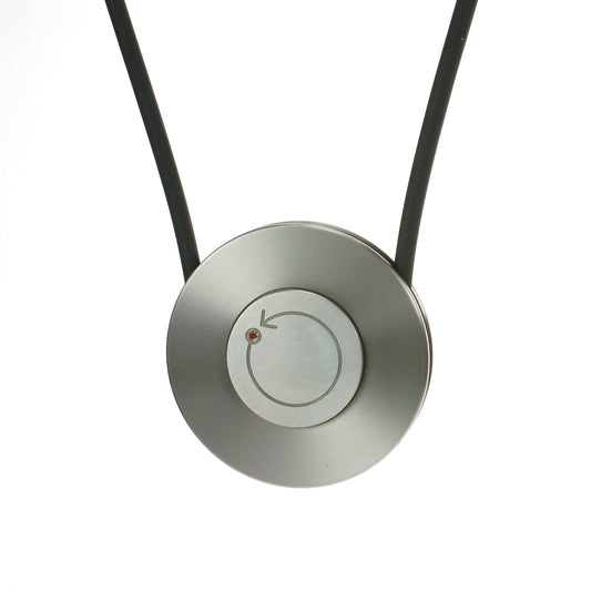 Mooie robuuste hanger met zirkonium hart met rode diamant