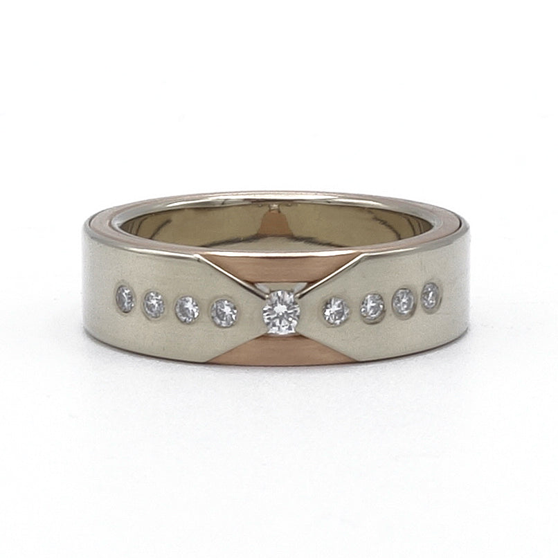 Gouden ring van 14kr geel- en roodgoud met 0.11 ct aan diamanten en uitgesneden V-vorm.