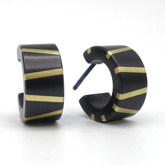 Zirkonium creolen met schuine lijnen van 18kr geelgoud – Zebra oorbellen van Metal Art