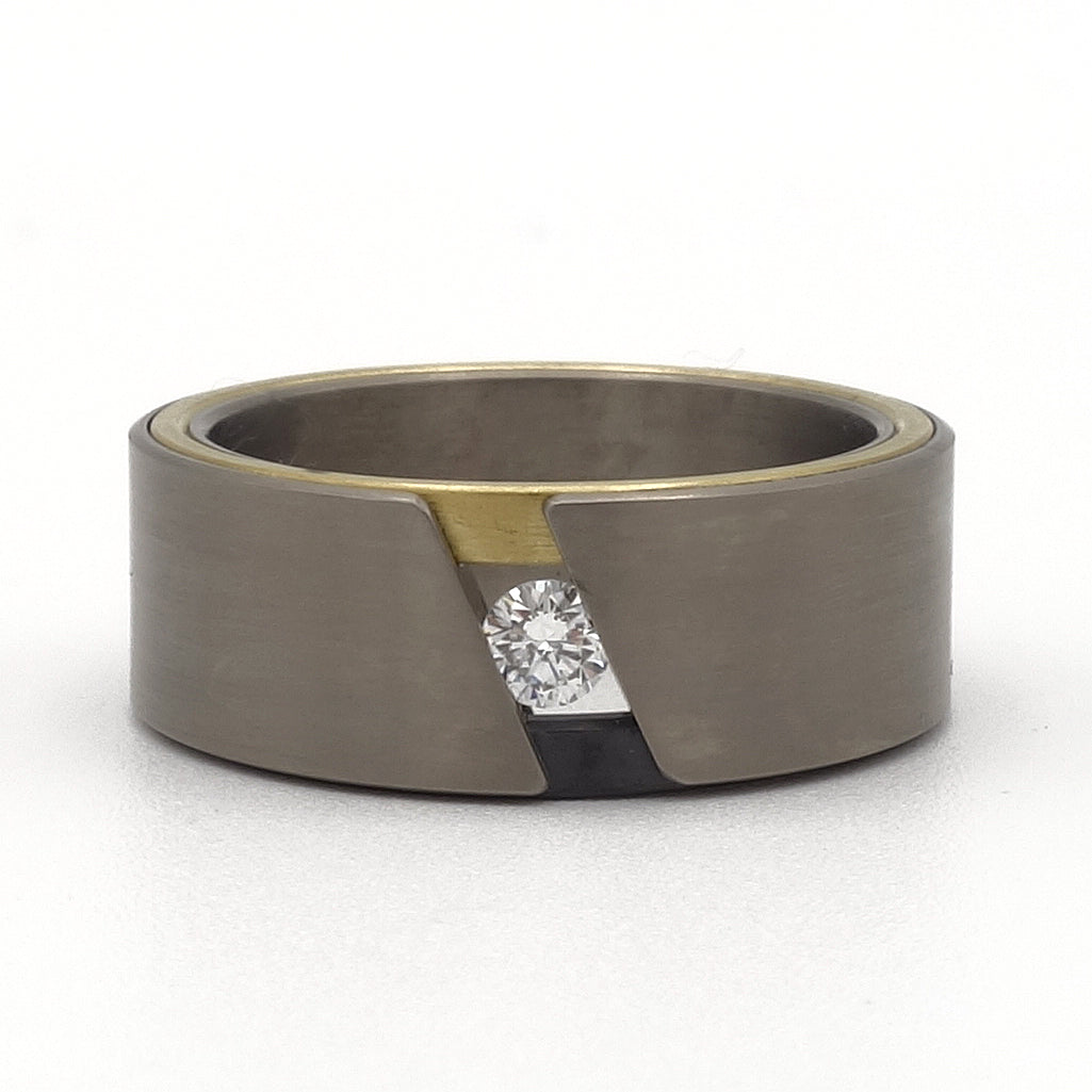 Djoeke-ring van 18k goud met 0.10 ct diamant – elegante en verfijnde ring met tijdloze uitstraling.