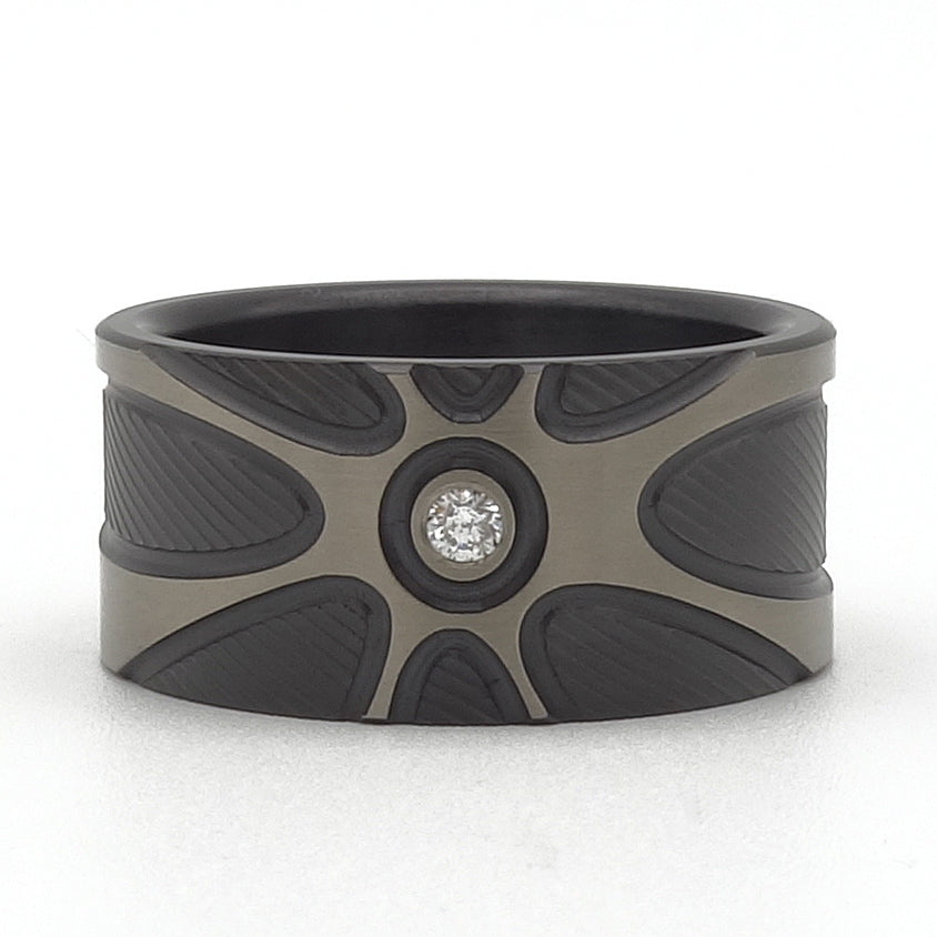 Zirkonium ring Sunny met zonnig patroon en centrale diamant van 0,05 ct.