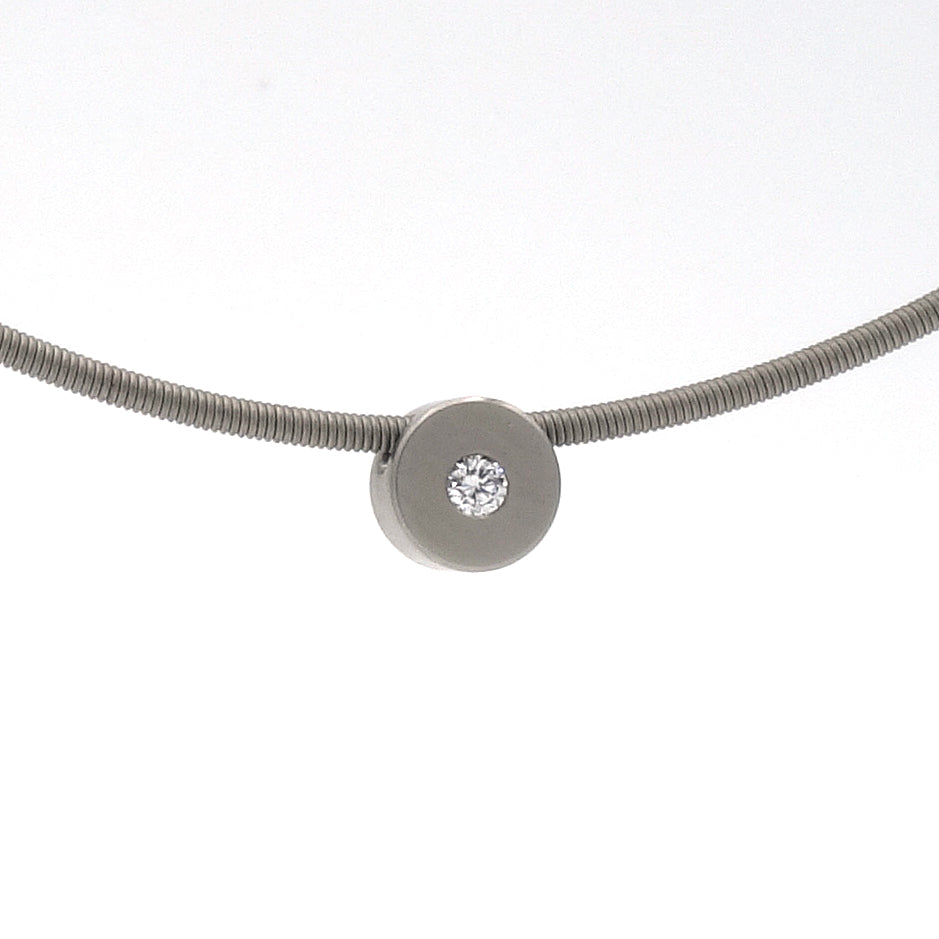 Ronde titanium hanger van 6,5 mm met een centrale witte diamant van 0,03 ct aan een metalen slangenketting.