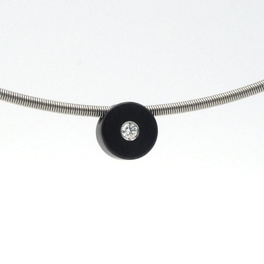 Zwarte ronde hanger van zirkonium (6,5 mm) met witte diamant van 0,03 ct aan een stalen slangenketting.