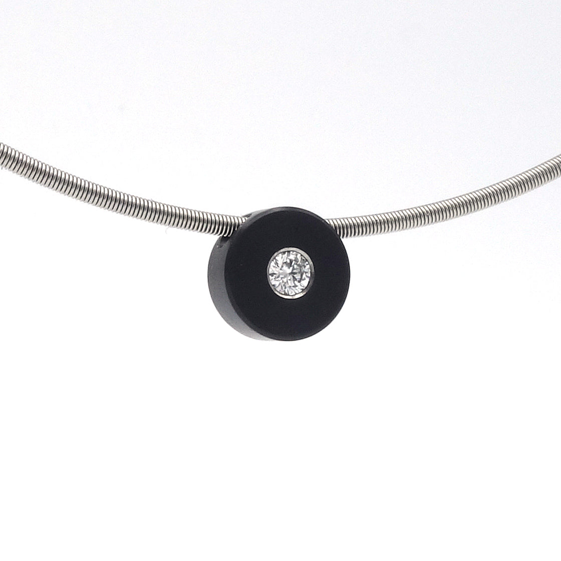 Zwarte zirkonium hanger van 8,5 mm met witte diamant van 0,08 ct aan een stalen slangenketting.