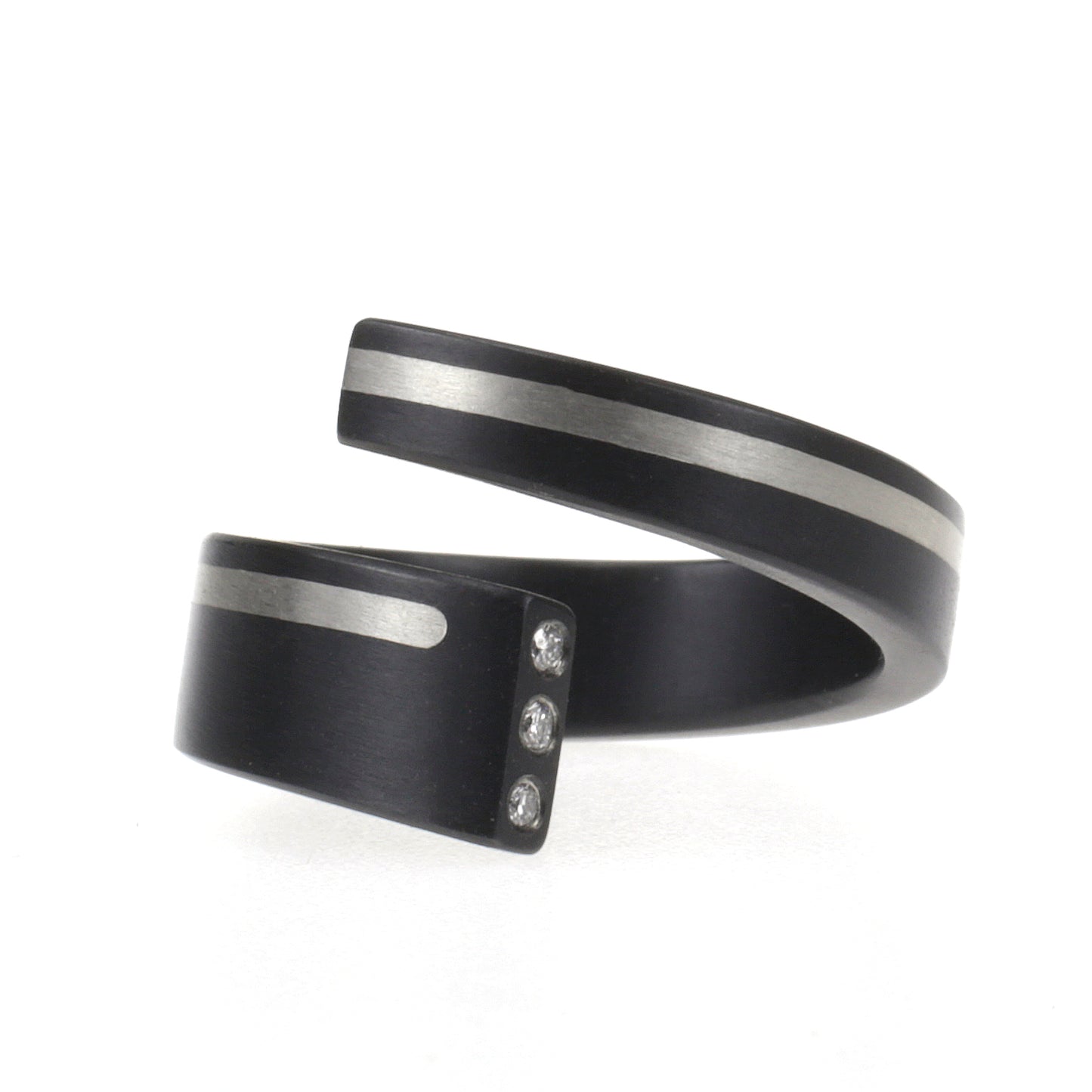 Zirkonium ring Helix Black met platina inleg en drie kleine diamanten in modern open ontwerp.