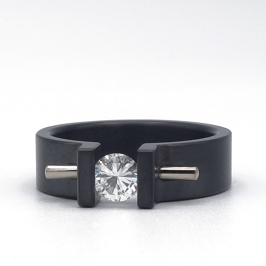 Zwarte solitaire ring Black Moonrise van zirkonium met diamant 0,50 ct en witgouden pen.