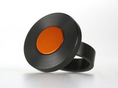 Wisselring XL van zwart zirkonium met oranje wisselhartje.
