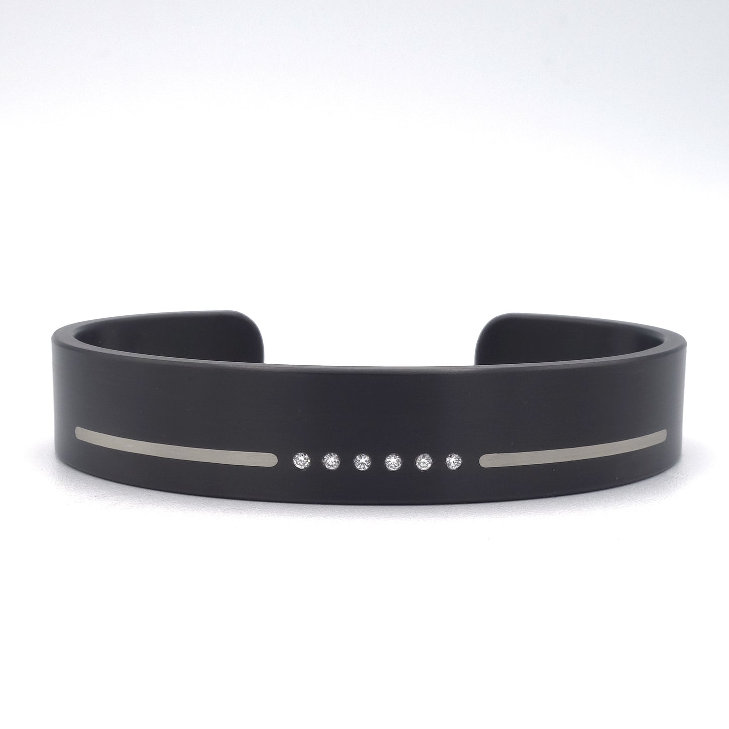 Armband Linea van zwart zirkonium met platina inleg en zes diamanten van 0.03 ct.