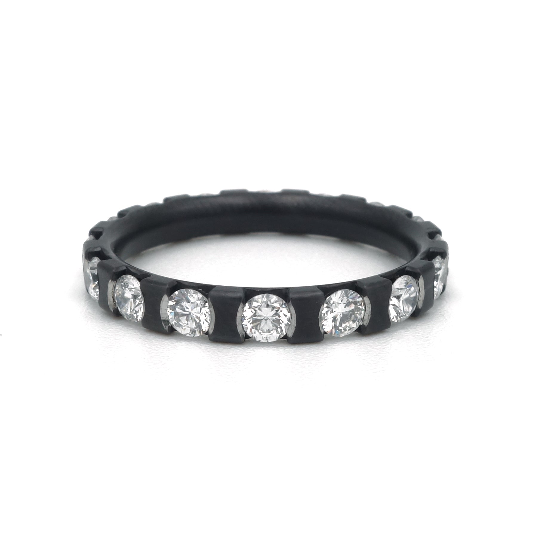 Zwarte zirkonium alliance ring met fonkelende diamanten in contrastvol design.