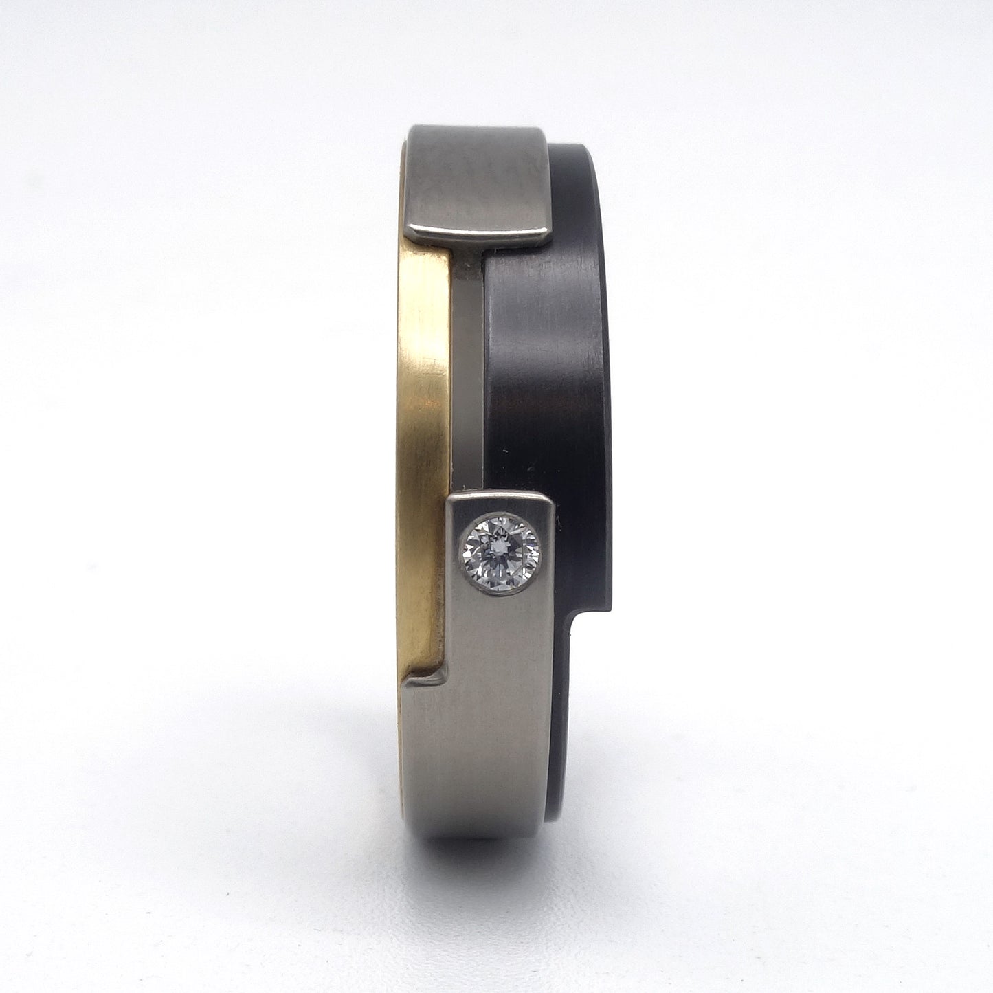 Aquila Smal-ring van geelgoud, titanium en zirkonium met diamant – verfijnd, modern ontwerp met subtiel fonkelend detail.