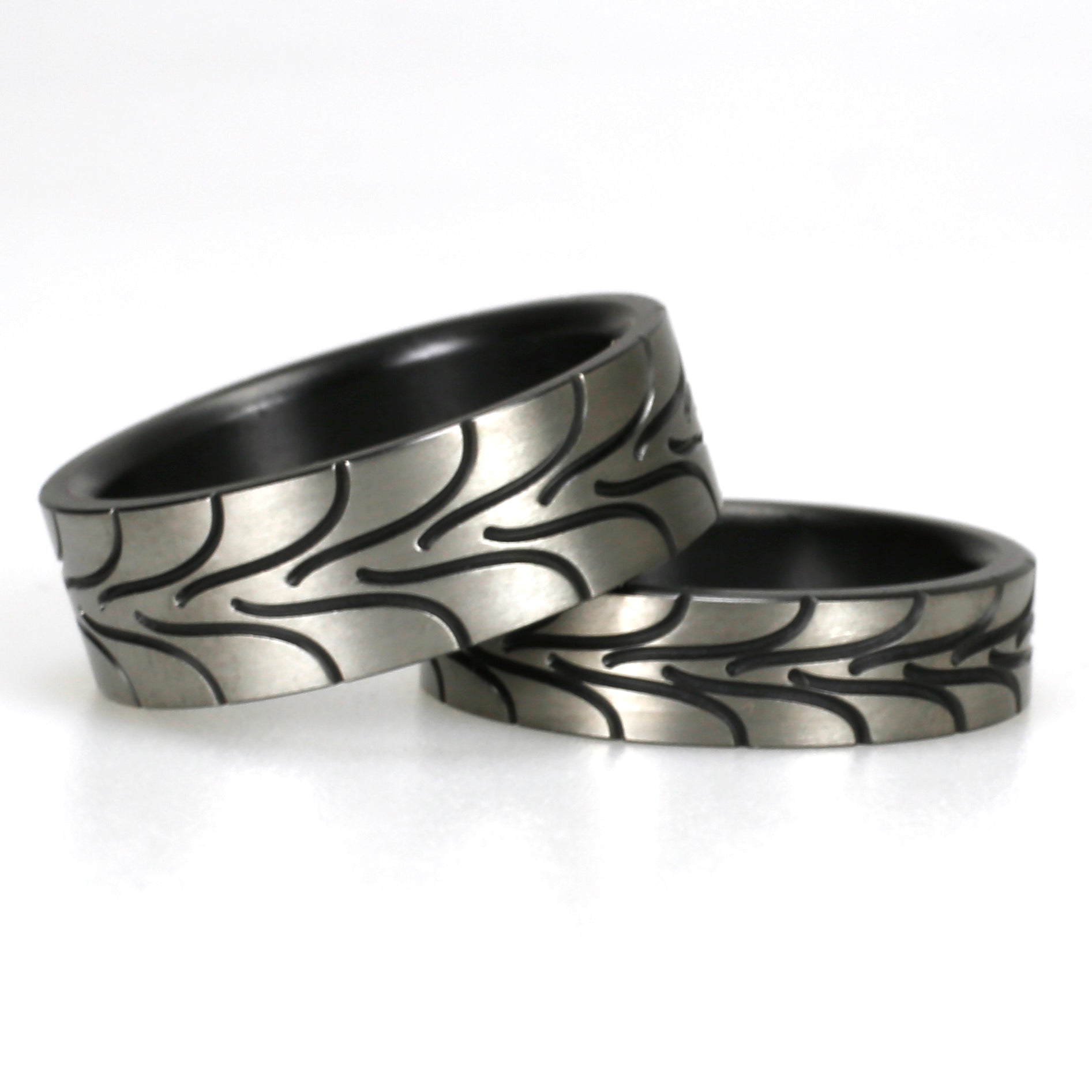 Set ringen van zirkonium met gegraveerd autobandprofiel in grijs-zwart combinatie.