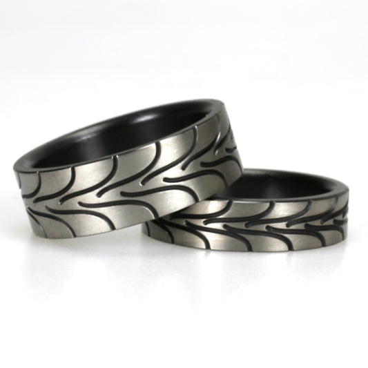 Set ringen van zirkonium met gegraveerd autobandprofiel in grijs-zwart combinatie.