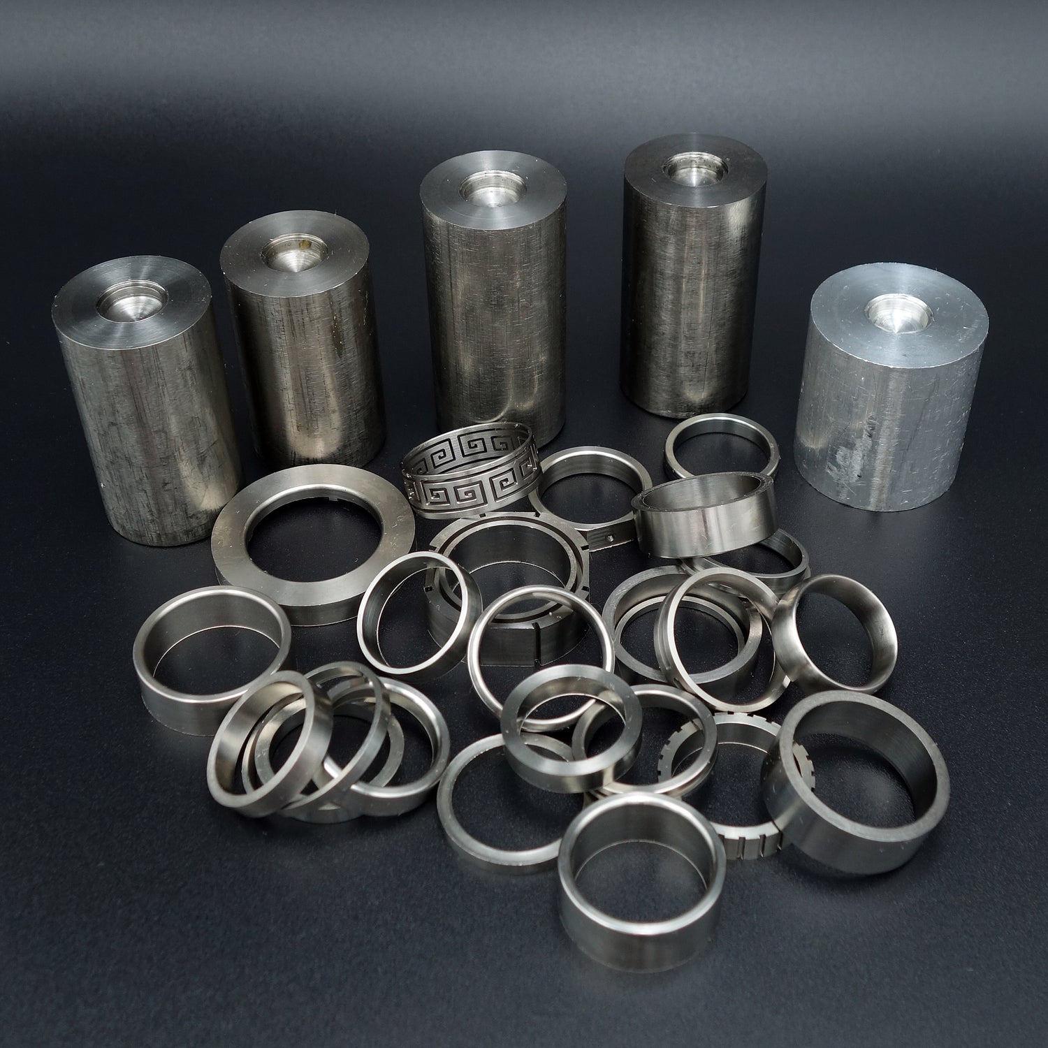 Ringen en onderdelen van metaal, geproduceerd door Metal Art als basismateriaal voor goudsmeden.