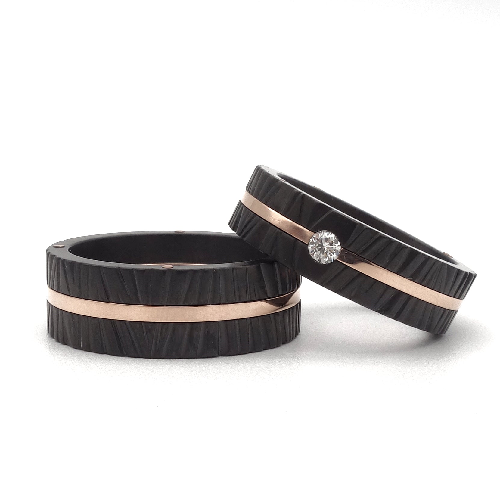 Pepe trouwringen van zwart zirkonium met boomschorsstructuur en een lijn van roodgoud 18kr.