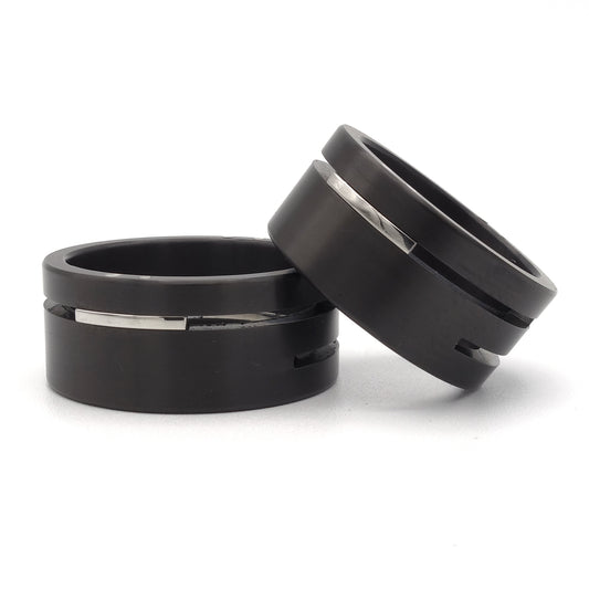 Set brede Split-Level ringen van zirkonium en edelstaal – stoere trouwringen met krachtig lijnenspel en modern contrast.